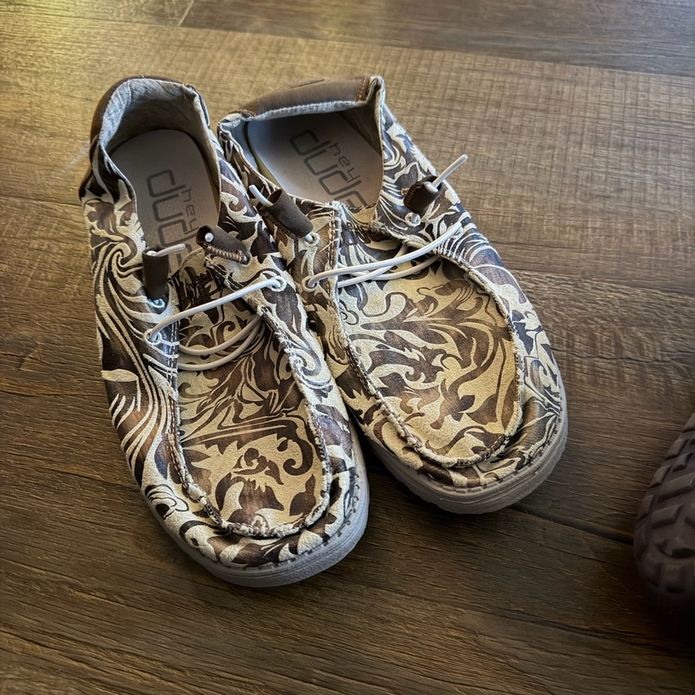 Hey Dude Women’s Leather Western Shoes